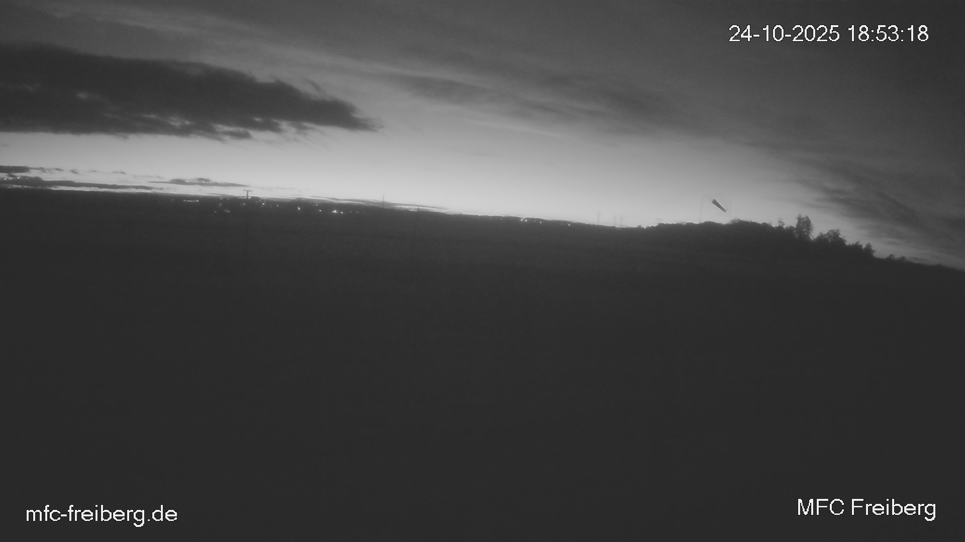 MFC Freiberg Flugplatz Webcam mfc-freiberg-flugplatz-webcam-2025-10-24-18-54.jpg Webcam vom Flugplatz Weissenborn Modellflugsportverein Freiberg