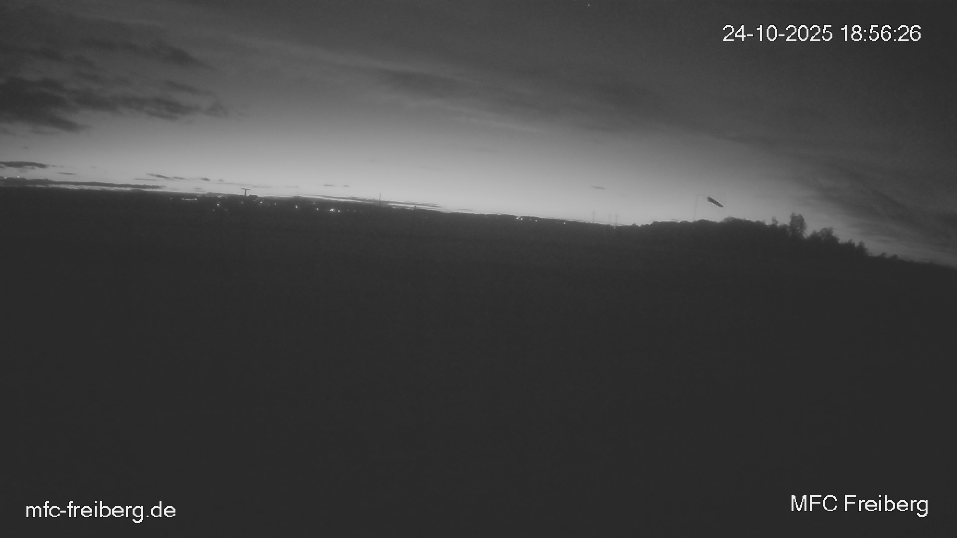 MFC Freiberg Flugplatz Webcam mfc-freiberg-flugplatz-webcam-2025-10-24-18-57.jpg Webcam vom Flugplatz Weissenborn Modellflugsportverein Freiberg