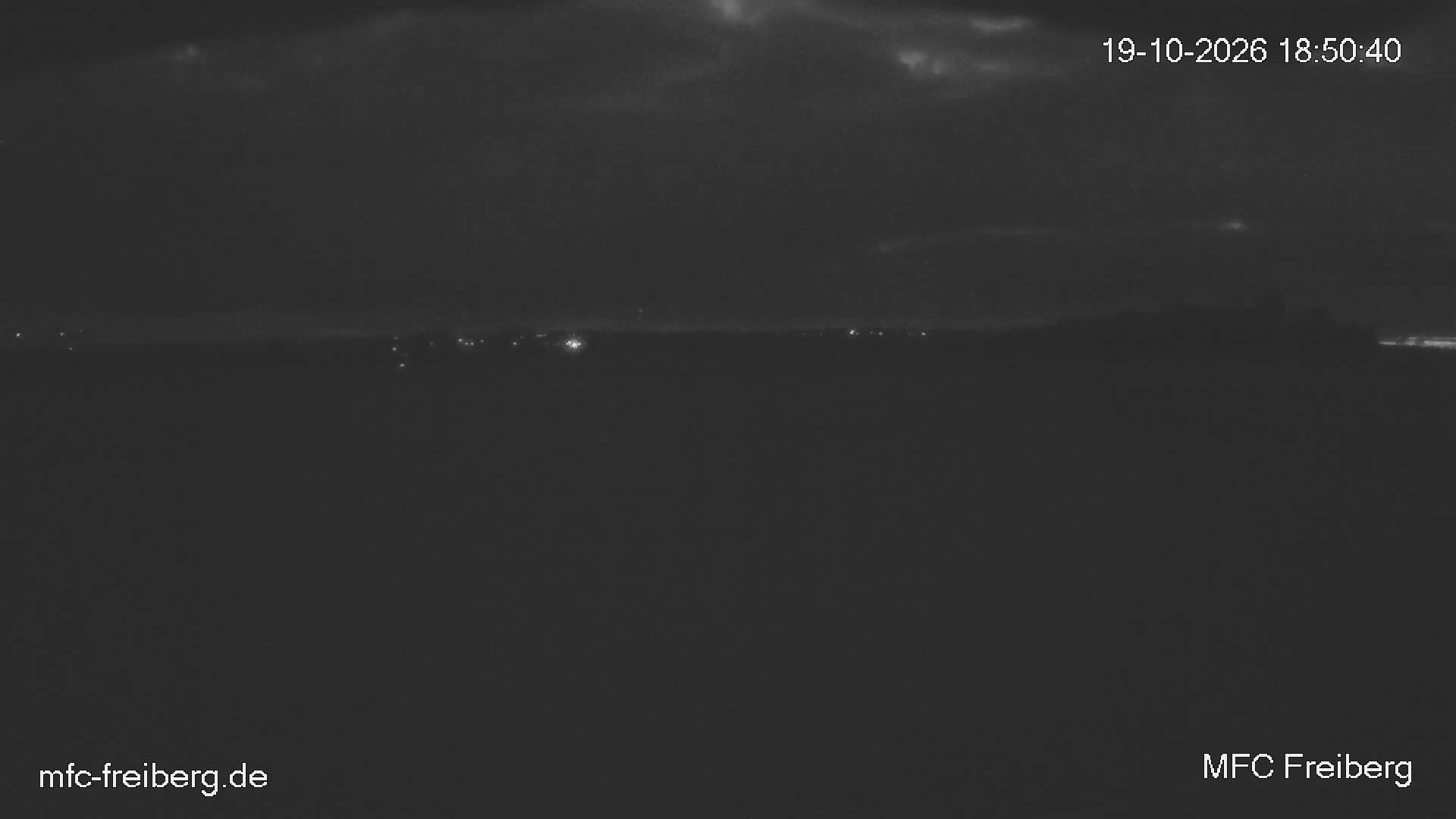 MFC Freiberg Flugplatz Webcam mfc-freiberg-flugplatz-webcam-2026-10-19-18-51.jpg Webcam vom Flugplatz Weissenborn Modellflugsportverein Freiberg
